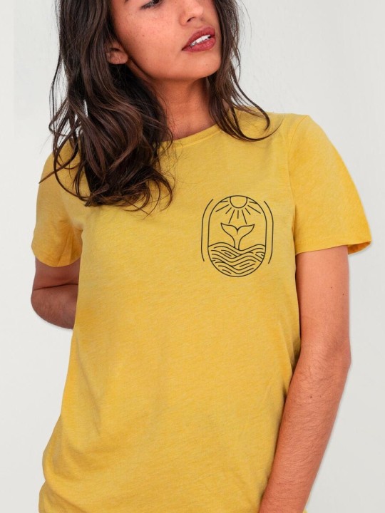 Camiseta Unisex Mostaza Sunny Whale