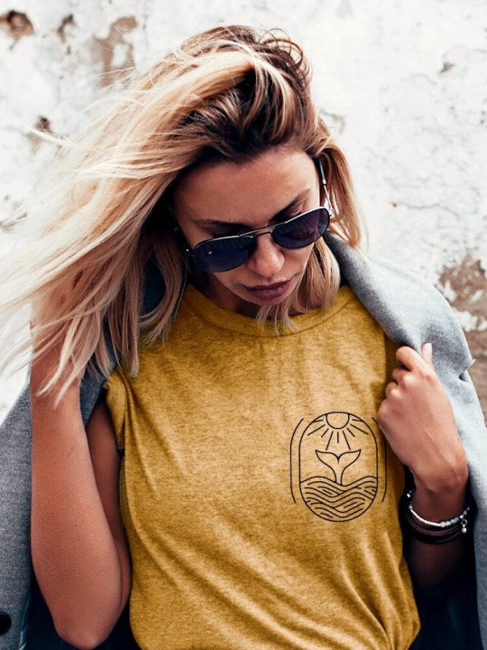 Camiseta Unisex Mostaza Sunny Whale